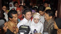 Andhika terlihat dijaga beberapa polisi saat dikembalikan ke penjara.