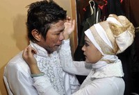 CC pun coba menegarkan sang suami.