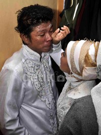 Andhika pun terlihat menitikan air mata saat sebelum kembali ke tahanan.