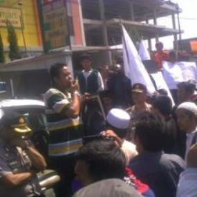 Warga dan Ormas Tuntut Penyegelan Rumah Ibadah di Soeta