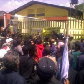 Rumah Ibadah Disegel Satpol PP, Massa Bubar