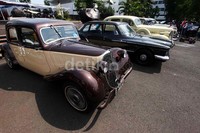 Mobil klasik terpajang di depan kantor Menpora.