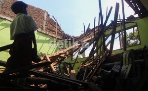 Tak Kunjung Diperbaiki, Atap SD di Banyumas Akhirnya Ambruk