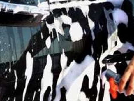 Trik Menghilangkan Noda Aspal