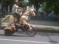 Motor nyeleneh ini ditemui di sekitar Masjid Al-Akbar Surabaya, pada Jumat (23/3/2012) lalu.