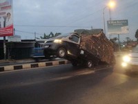 Inilah akibatnya bila tidak memperhatikan keselamatan dan kenyamanan. Diisi sebanyak mungkin sampai overload. (Foto Niko Satrio)