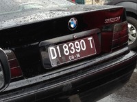 Pelat nomor kemungkinan besar sudah dimodifikasi oleh pemilik mobil. (Foto: Hery).