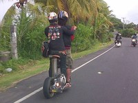 Melihat dari pelat nomornya, rombongan Vespa ini berasal dari Surabaya, mereka ditemui di Denpasar. Apa nggak capek dari Surabaya ke Bali seperti ini?  (Foto: Yuliharta Dharma).