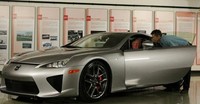 Mallady memperhatikan mobilnya. Menurut Lexus Amerika, Lexus LFA terakhir untuk Amerika ini memiliki warna perak dengan interior berwarna merah. Warna itu merupakan pesanan pribadi Mallady. (dok Response).