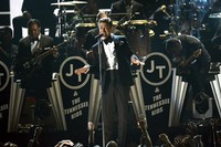 Mantan kekasih Britney Spears itu mengusung konsep retro. Kevork Djansezian/Getty Images.