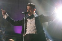 Penampilan penyanyi 32 tahun tersebut sangat memukau mulai dari band pengiring, backing  vocal, tata cahaya serta tarian khas Justin ditambah dengan kolaborasinya dengan Jay-Z. Christopher Polk/Getty images.