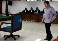 Amran Batalipu tiba di Pengadilan Tipikor, Jakarta, Senin (11/2/2013). Ramses/detikFoto.