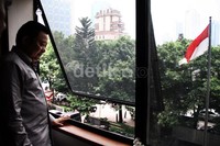 Amran Batalipu menatap keluar gedung Tipikor disela sidang putusan. Ramses/detikFoto.
