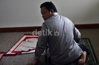 Amran Batalipu menjalankan ibadah salat sebelum sidang pembacaan putusan dimulai. Ramses/detikFOto.