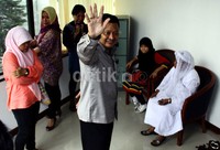 Amran Batalipu langsung menemui keluarganya di ruang tunggu  tahanan usai  divonis. Ramses/detikFoto.