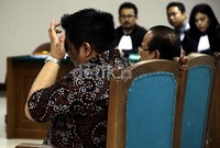 Zulkarnaen Djabar dan Dendy Prasetia mendengarkan tanggapan jaksa penuntut umum (JPU). Ramses/detikFoto.