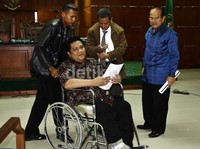 Zulkarnaen Djabar dan Dendy Prasetia meninggalkan ruang sidang. Dalam persidangan ini, jaksa penuntut umum (JPU) menolak semua eksepsi Zulkarnaen Djabar dan Dendy Prasetia. Ramses/detikFoto.