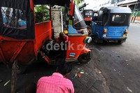 Montir memperbaiki sejumlah bajaj di kawasan Cideng, Jakarta Pusat.