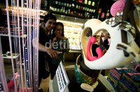 Pengunjung memilih cokelat yang hendak dibelinya.