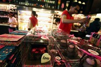 Menjelang datangnya hari kasih sayang permintaan cokelat aneka kreasi meningkat.