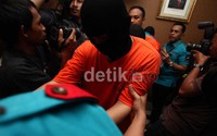 Salah seorang tersangka saat memasuki ruang di Polres Jakarta Selatan, Senin (11/2/13).