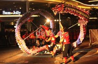 Atraksi dragon menghibur penonton. Gus Mun/detikFoto.