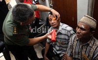 Kadep Instalasi Mata RSPAD Gatot Soebroto Letkol Ckm dr. Bennadi N, Sp.M memeriksa salah satu mata pasien.