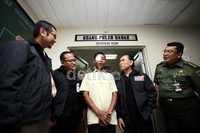 Salah satu pasien yang sudah berhasil dioperasi berbincang dengan dokter yang menanganinya.