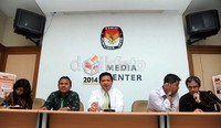     (Ki-ka) Ida Budhiarti, Arif Budiman, Ketua KPU Husni Kamil Manik, Juri Ardianto dan Hadar Gumay memaparkan penolakan di gedung KPU, Jakarta.
