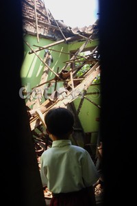 Seorang siswa memandang ruang kelasnya yang ambruk. Arbi Anugrah/detikcom.