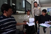Para pemohon melengkapi berkas.