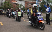 Mereka mengikuti ujian bersama-sama.