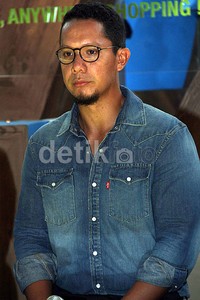 Angga tampil dengan kemeja denim. Ayya/detikFoto.