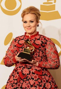 Rona bahagia tak dapat disembunyikan dari wajah Adele. Jason Merritt/Getty Images.