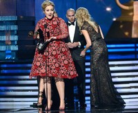 Adele menjadi nama pemenang pertama yang diumumkan dalam siaran langsung Grammy Awards ke-55 di Staples Center Los Angeles, Minggu (10/2/2013) waktu setempat. Kevork Djansezian/Getty Images.