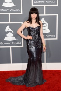 Pelantun 'Call Me Maybe' Carly Rae Jepsen mengenakan dress Roberto Cavalli, permata H. Stern dan sepatu Jerome C. Rousseau. Jason Merrit/Getty Images.