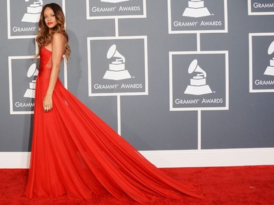 10 Gaun Terseksi di Grammy 2013