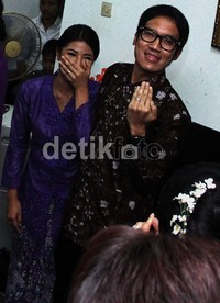 Acara lamaran di kediaman Natasha berjalan dengan lancar. Desta bersama keluarganya membawa seserahan sekaligus perkenalan. Ayya/detikHOT.