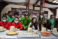 Pada Kamis (7/2/2013), Miss Universe 2012 Olivia Culpo mengunjungi Yogyakarta dan berkesempatan untuk belajar membuat bakpia. (Ulet Ifansasti/Getty Images)