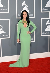 Katy Perry tampil seksi dibalut dress hijau Gucci dengan belahan dada yang rendah. Jason Merritt/Getty Images.