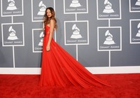 Rihanna tampak hot dibalut gaun merah Azzedine Alaia. Jason Merritt/Getty Images.