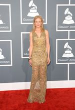 10 Gaun Terseksi di Grammy 2013