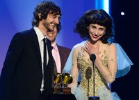 Ia dinobatkan sebagai Best Pop Duo/Group Performance berkat lagu 'Somebody That I Used To Know' yang dinyanyikan bersama Kimbra. Kevork Djansezian/Getty Images.