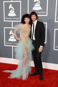 Kimbra dan Gotye berpose di red carpet. Jason Merritt/Getty Images.