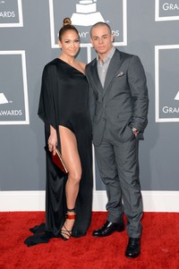 Casper Smart dengan setia menemani sang kekasih yang menjadi pembaca nominasi Best Pop Solo Performance. Jason Merritt/Getty Images.