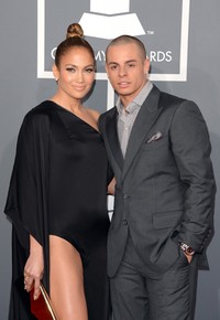 Dua sejoli ini tampil serasi, Casper Smart mengenakan setelan jas abu-abu dan J-Lo mengenakan dress hitam. Jason Merritt/Getty Images.