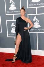 Kaki Jenjang Jennifer Lopez Eksis di Grammy Awards 2013