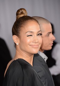 Senyuman manis dan kedipan mata yang menggoda dari J-Lo. Jason Merritt/Getty Images.