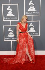 Parade Artis yang Pamer Keindahan Kaki di Grammy 2013