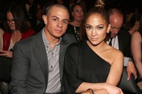 Casper Smart dan Jennifer Lopez tampak mesra. Christopher Polk/Getty Images for NARAS.
